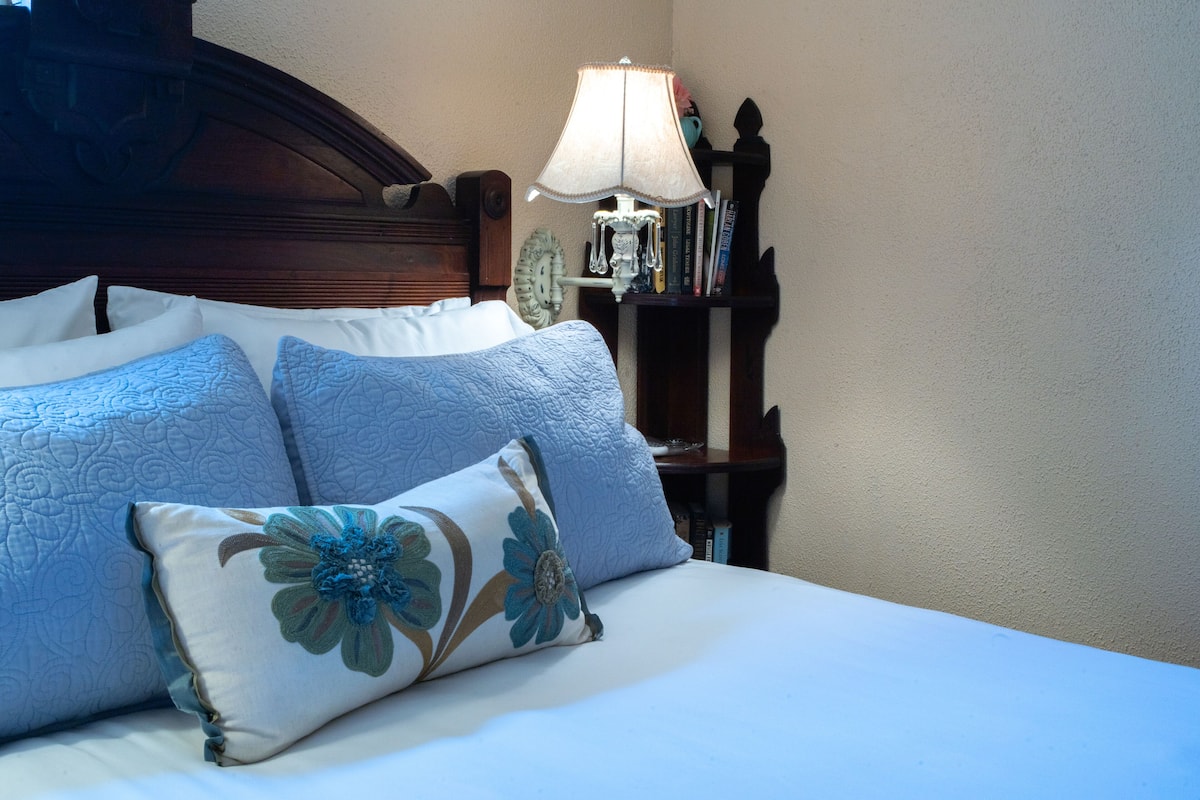 1 bedroom, Egyptian cotton sheets, premium bedding, memory-foam beds