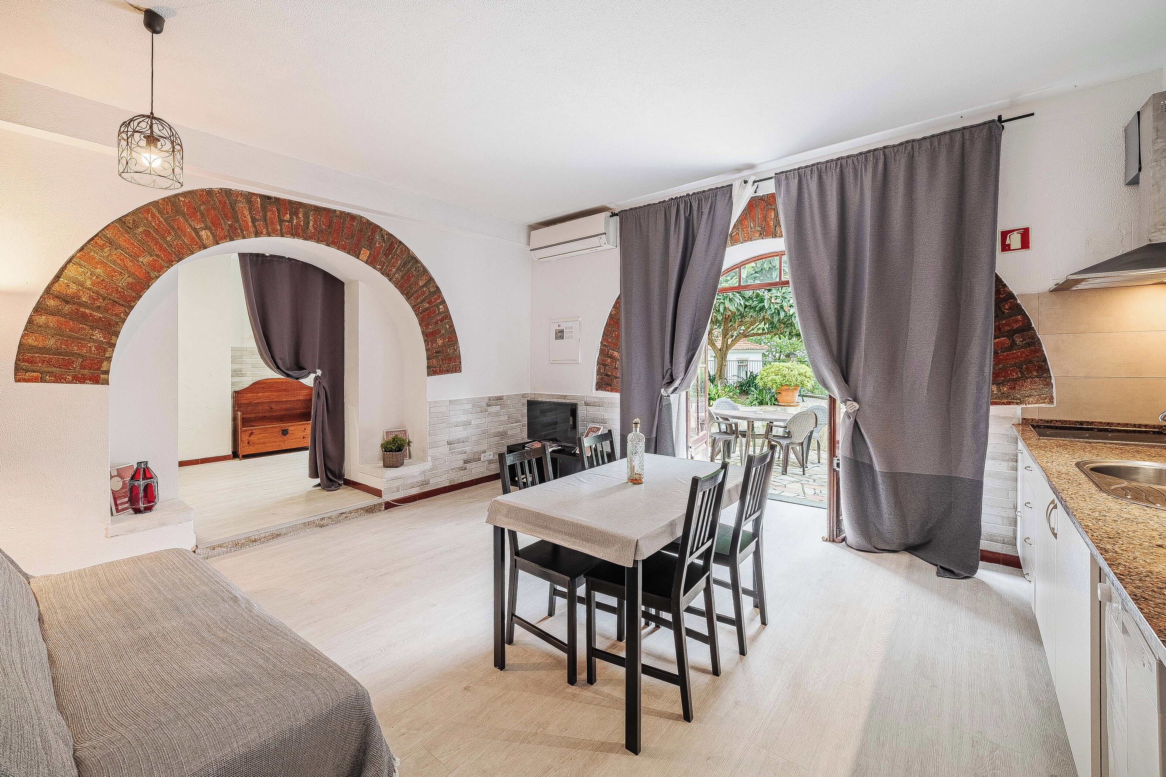 Apartment, 2 Schlafzimmer, Terrasse (Rua Gil Vicente nº20 Cv Dta) | Wohnbereich | 43-Zoll-Flachbildfernseher mit Kabelempfang, Fernseher