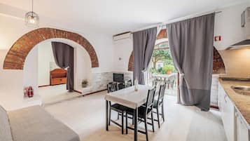 Apartment, 2 Schlafzimmer, Terrasse (Rua Gil Vicente nº20 Cv Dta) | Wohnbereich | 43-Zoll-Flachbildfernseher mit Kabelempfang, Fernseher