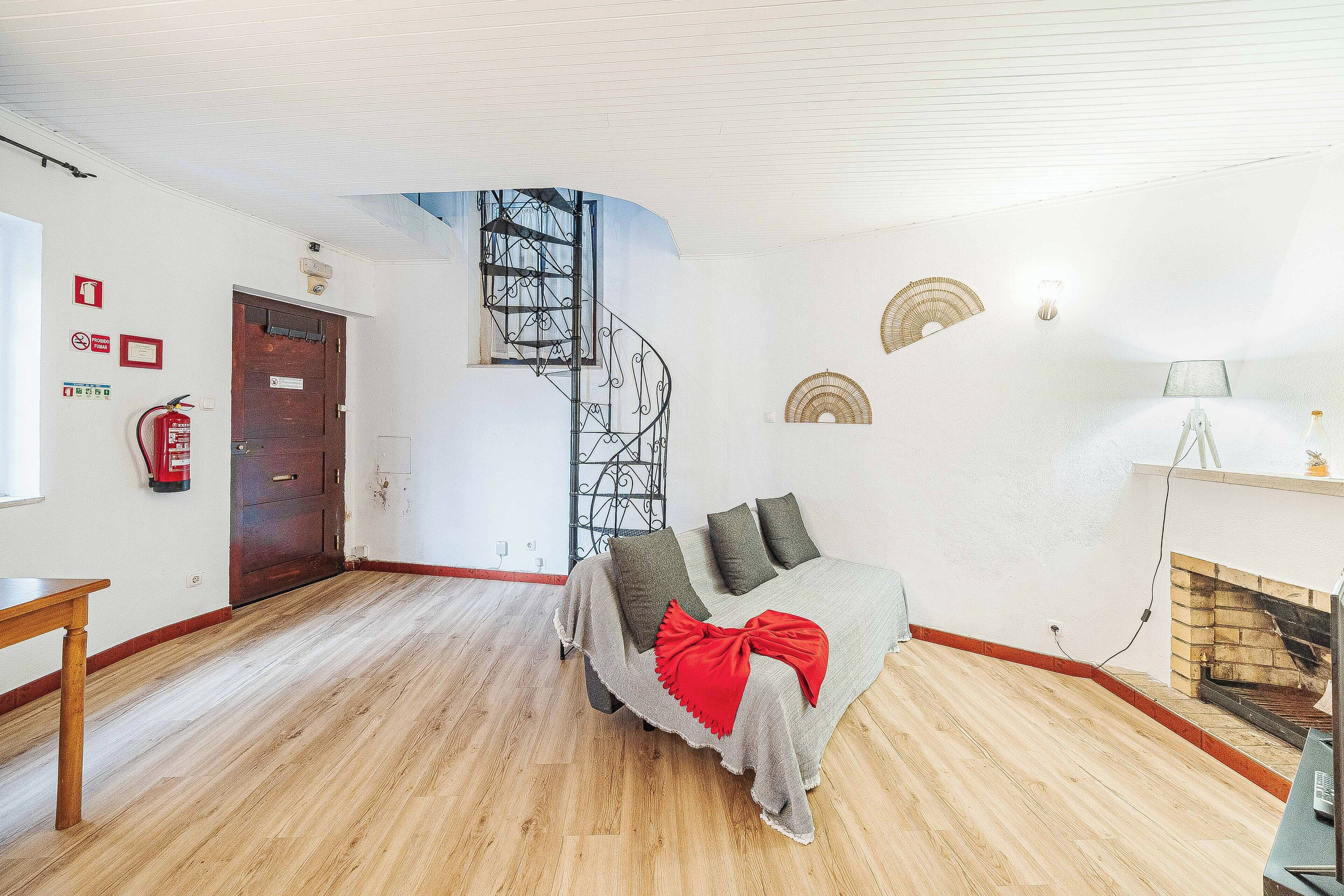 Apartment, 1 Schlafzimmer, Erdgeschoss (Rua Gil Vicente 18A) | Wohnbereich | 43-Zoll-Flachbildfernseher mit Kabelempfang, Fernseher