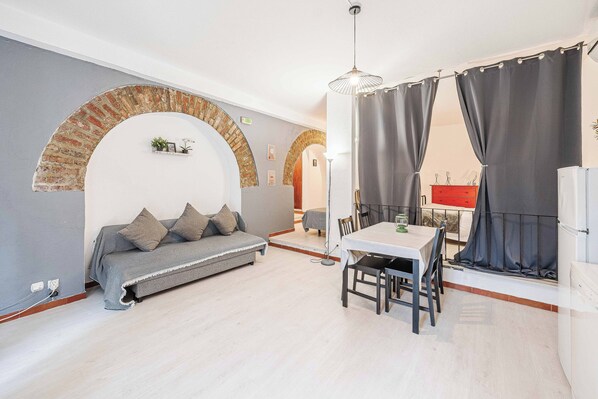 Departamento, 1 habitación, Terraza (Rua Gil Vicente nº20 Cv Esq) | Área de sala de estar | Televisión de pantalla plana de 43 pulgadas con canales por cable 