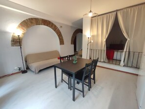 Leilighet, 1 soverom, terrasse (Rua Gil Vicente nº20 Cv Esq) | Oppholdsområde | En 40-tommers Flatskjerm-TV med kabel-kanaler samt TV