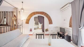 Apartment, 2 Bedrooms, Terrace (Rua Gil Vicente nº20 Cv Dta) | Living area | 43-inch flat-screen TV with cable channels, TV