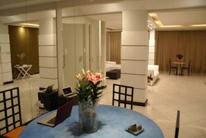 Business Apartment, 2 Bedrooms, Accessible, Partial Ocean View | Living area | 50-inch flat-screen TV with satellite channels, TV, iPod dock - Arpoador Design Flat On The Beach (Rio de Janeiro)