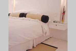 Apartamento empresarial, 2 quartos, acessível, vista parcial para o oceano | 2 quartos, roupas de cama premium, cofres nos quartos, escrivaninha