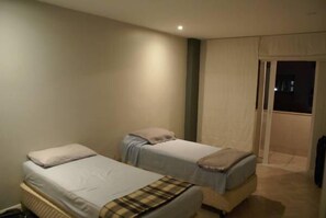 Business Apartment, 2 Bedrooms, Accessible, Partial Ocean View | 2 bedrooms, premium bedding, in-room safe, desk - Arpoador Design Flat On The Beach (Rio de Janeiro)