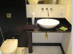 Business Apartment, 2 Bedrooms, Accessible, Partial Ocean View | Bathroom | Shower, hair dryer, towels - Arpoador Design Flat On The Beach (Rio de Janeiro)