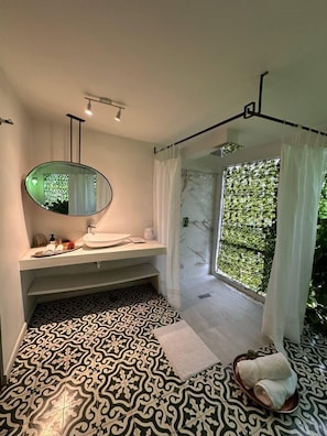 Deluxe Double Room, 1 King Bed | Bathroom