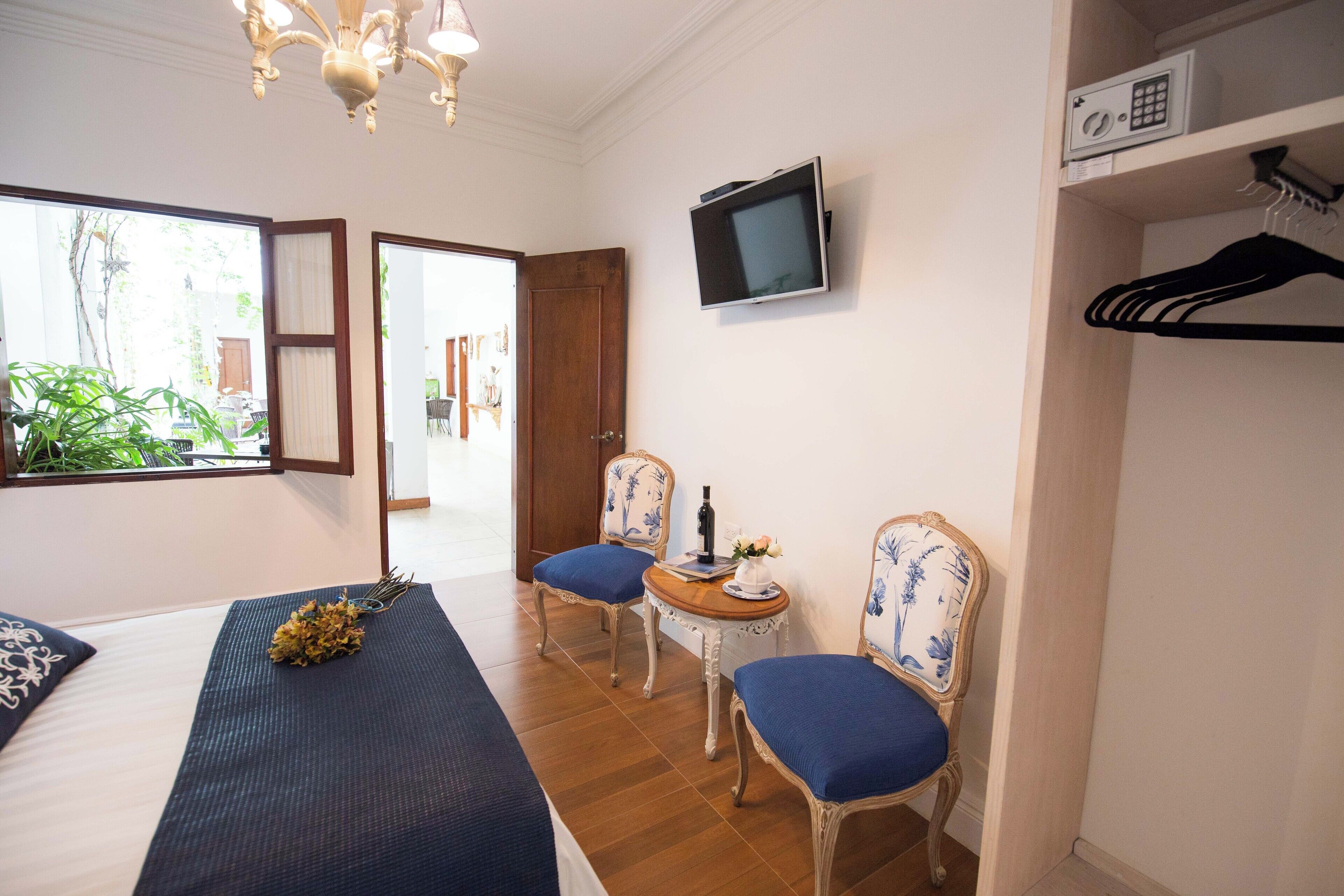 executive double room, 1 double bed | 1 bedroom, minibar, individually decorated, individually furnished