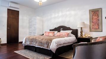 Deluxe Double Room, 1 King Bed | Minibar, individually decorated, individually furnished, free WiFi