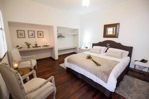 Minibar, decoración personalizada, muebles diferentes y wifi gratis