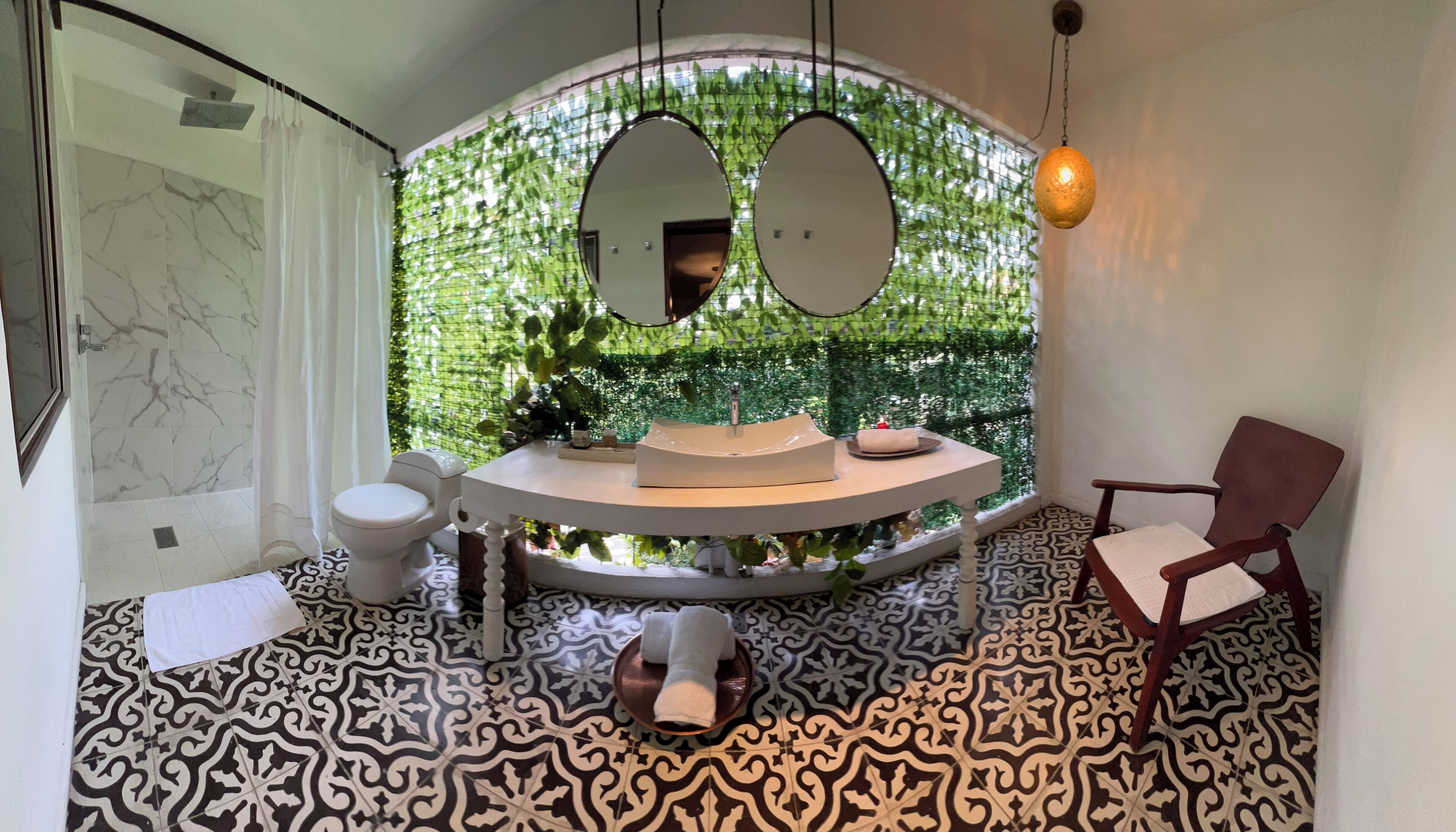 Deluxe Double Room, 1 King Bed | Bathroom | Shower, rainfall showerhead, free toiletries, hair dryer