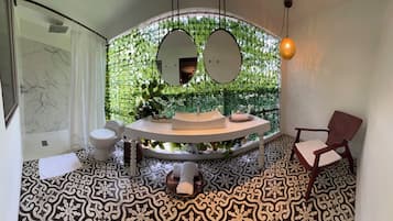 Deluxe Double Room, 1 King Bed | Bathroom | Shower, rainfall showerhead, free toiletries, hair dryer