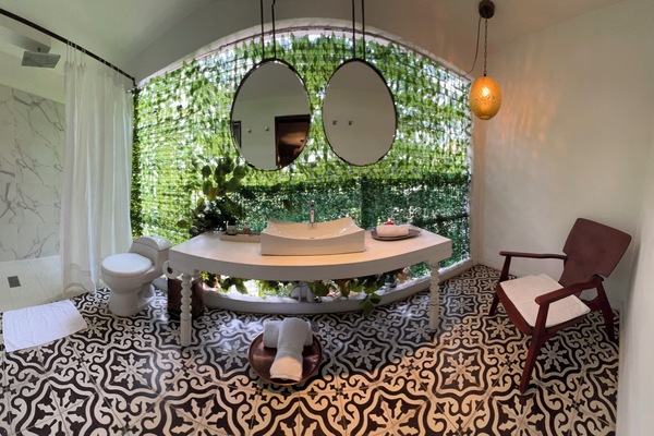 Habitación Deluxe doble, 1 cama de matrimonio grande | Baño | Ducha y cabezal de ducha tipo lluvia