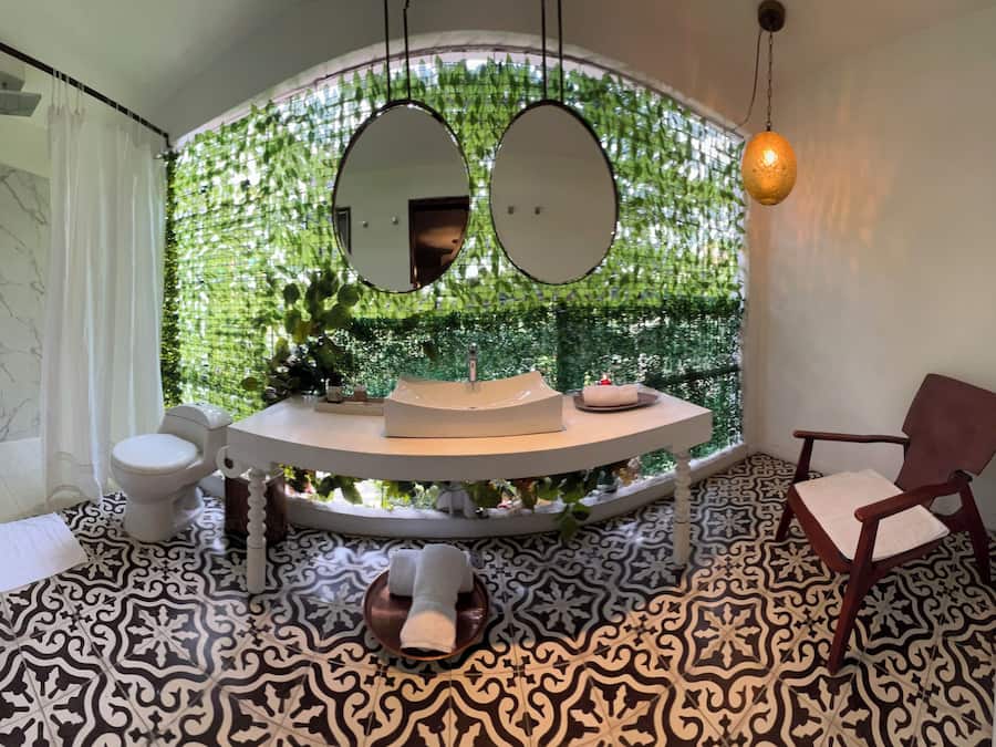 Quarto casal luxo, 1 cama King | Banheiro | Chuveiro, chuveiro com efeito de chuva, produtos de toalete grátis