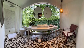 Deluxe Double Room, 1 King Bed | Bathroom | Shower, rainfall showerhead, free toiletries, hair dryer