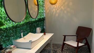 Deluxe Double Room, 1 King Bed | Bathroom | Shower, rainfall showerhead, free toiletries, hair dryer