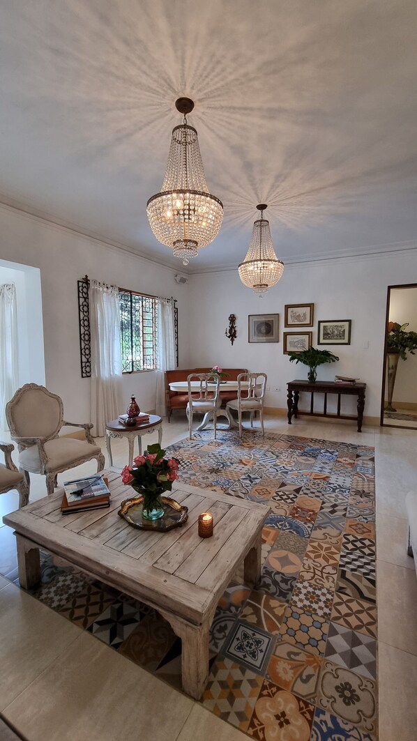 Televisor LED de 32 polzades amb canals per satèl·lit i televisor 