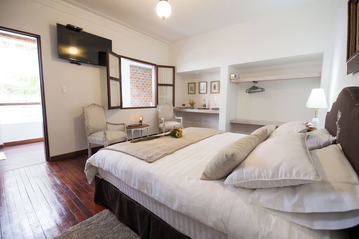 superior double room, 1 queen bed | 1 bedroom, minibar, individually decorated, individually furnished