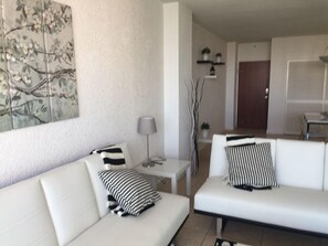 Apartment, 1 Bedroom, Kitchen, Partial Sea View | 1 bedroom, minibar, in-room safe, iron/ironing board - Beach Apartments Hollywood (Hollywood)