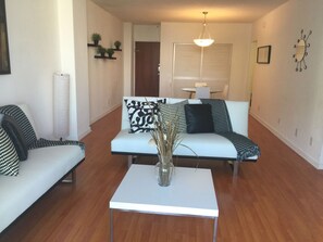 Apartment, 1 Schlafzimmer, Küche, eingeschränkter Meerblick | 1 Schlafzimmer, Minibar, Zimmersafe, Bügeleisen/Bügelbrett
