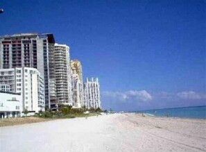Porch - Beach Apartments Hollywood (Hollywood)