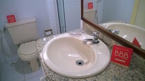 Standard Twin Room | Bathroom | Shower, towels