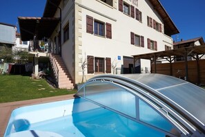 Outdoor pool - Alojamientos Acá y Allá - Hostel (Esteribar)