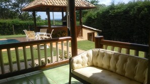 Casa, 4 quartos, piscina particular | Sacada