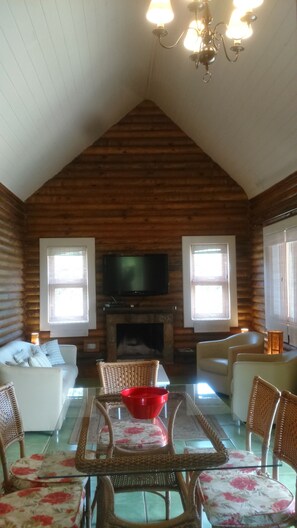 منزل - ٤ غرف نوم - بمسبح خاص | غرفة المعيشة | تلفزيون إل سي دي