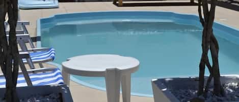 Ulkouima-allas, aurinkotuoleja