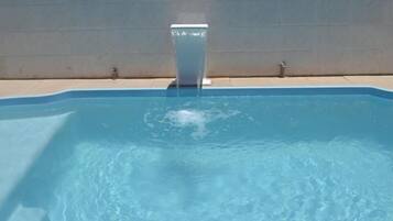 Piscina externa, espreguiçadeiras