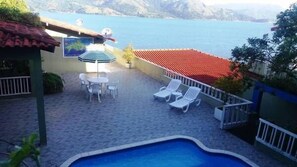 Piscina a l'aire lliure i gandules 