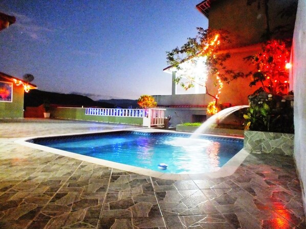 Una piscina al aire libre, tumbonas