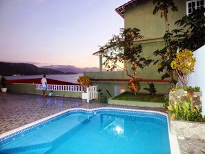 Piscina a l'aire lliure i gandules 