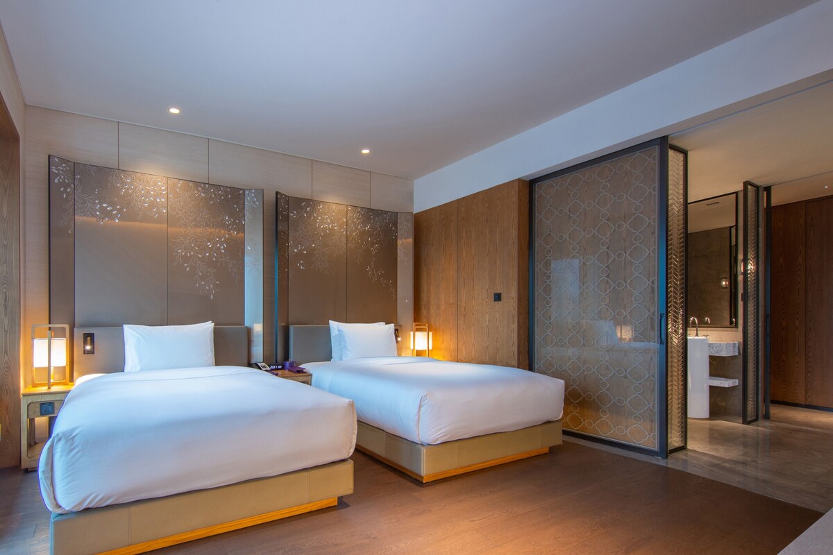 Twin Deluxe Room Canton Tower River View | Down comforters, minibar, in-room safe, desk