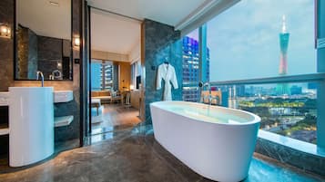 Panorama kamer, 1 kingsize bed, uitzicht op rivier | Badkamer | Een aparte badkuip en douche, een haardroger, badjassen, pantoffels