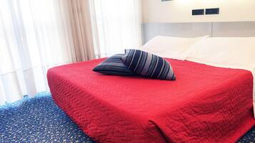 Kahden hengen economy-huone (yksi tai kaksi sänkyä) | Ylelliset vuodevaatteet, minibaari, äänieristys, ilmainen Wi-Fi