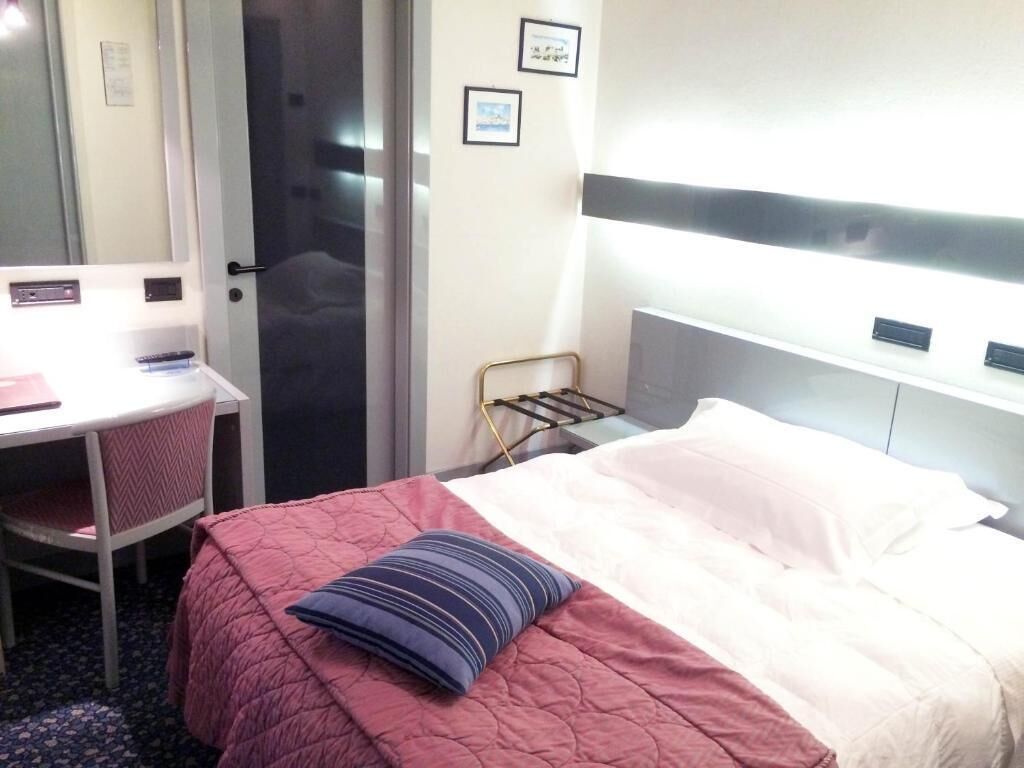 Premium bedding, minibar, soundproofing, WiFi (free)