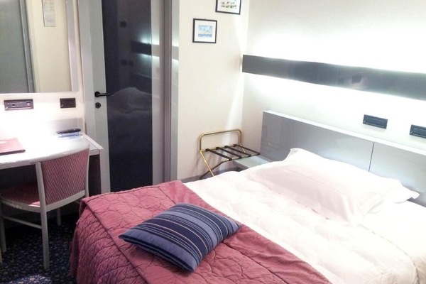 Premium bedding, minibar, soundproofing, WiFi (free)
