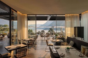 2 bars/lounges, poolside bar - Hilton Lake Como (Como)