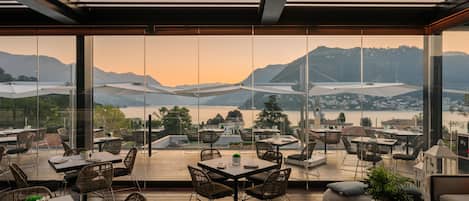 2 bars/lounges, poolside bar