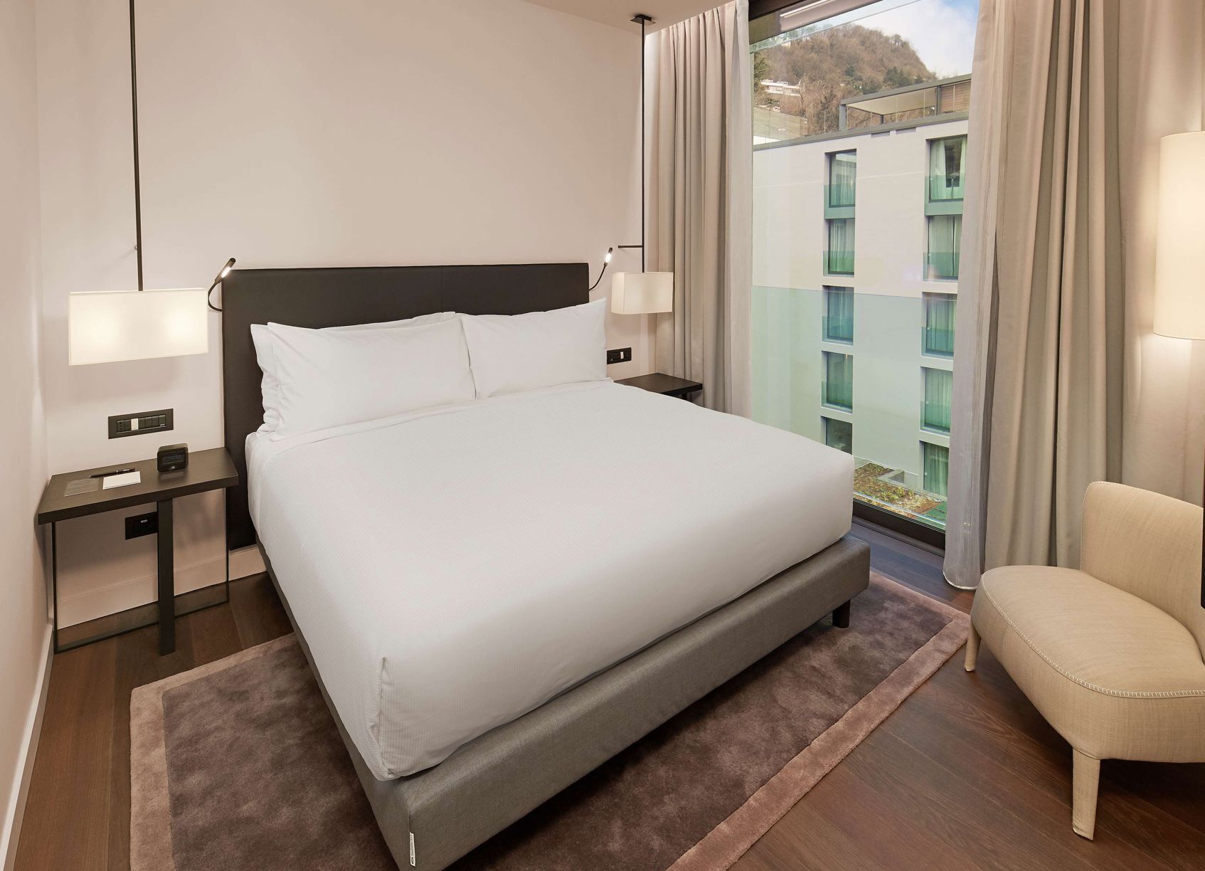 ผ้านวมขนเป็ด, ตู้นิรภัยในห้องพัก, ตกแต่งพิเศษโดยเฉพาะ, โต๊ะทำงาน