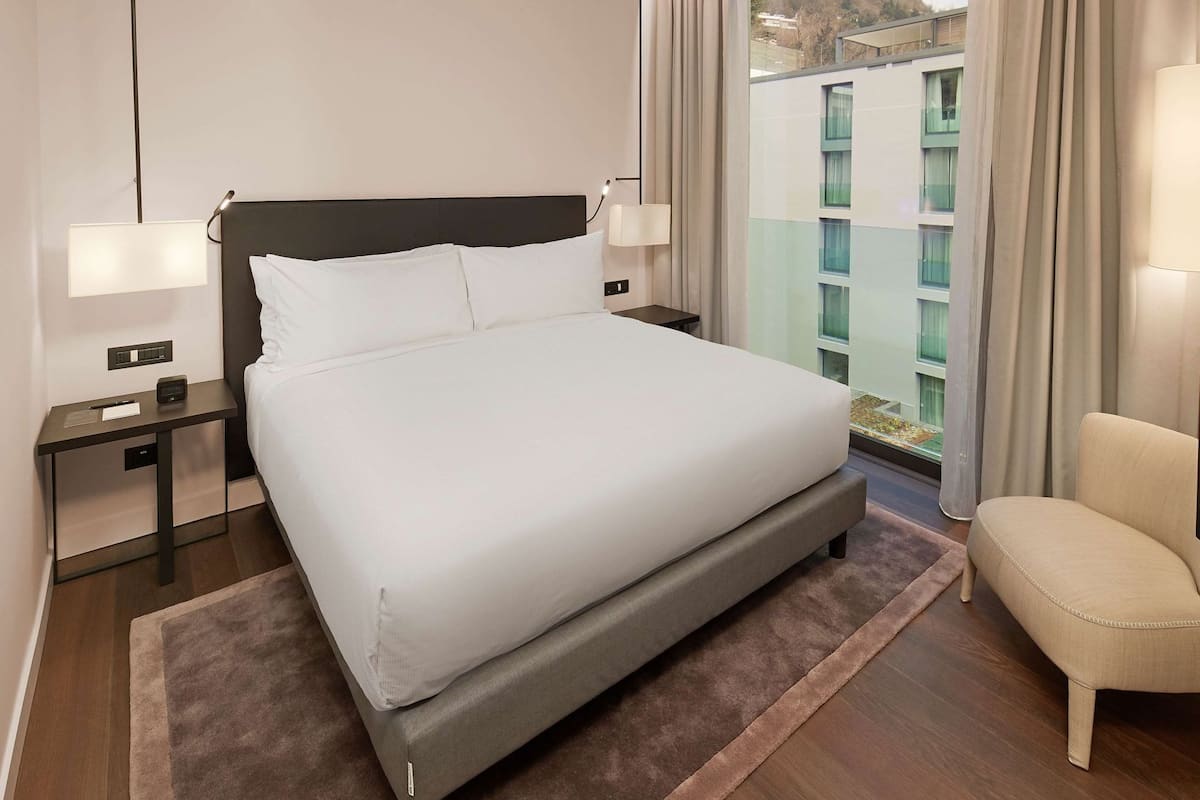 Down duvets, in-room safe, individually furnished, desk