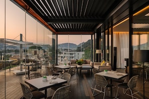 2 bares, bar junto a la piscina