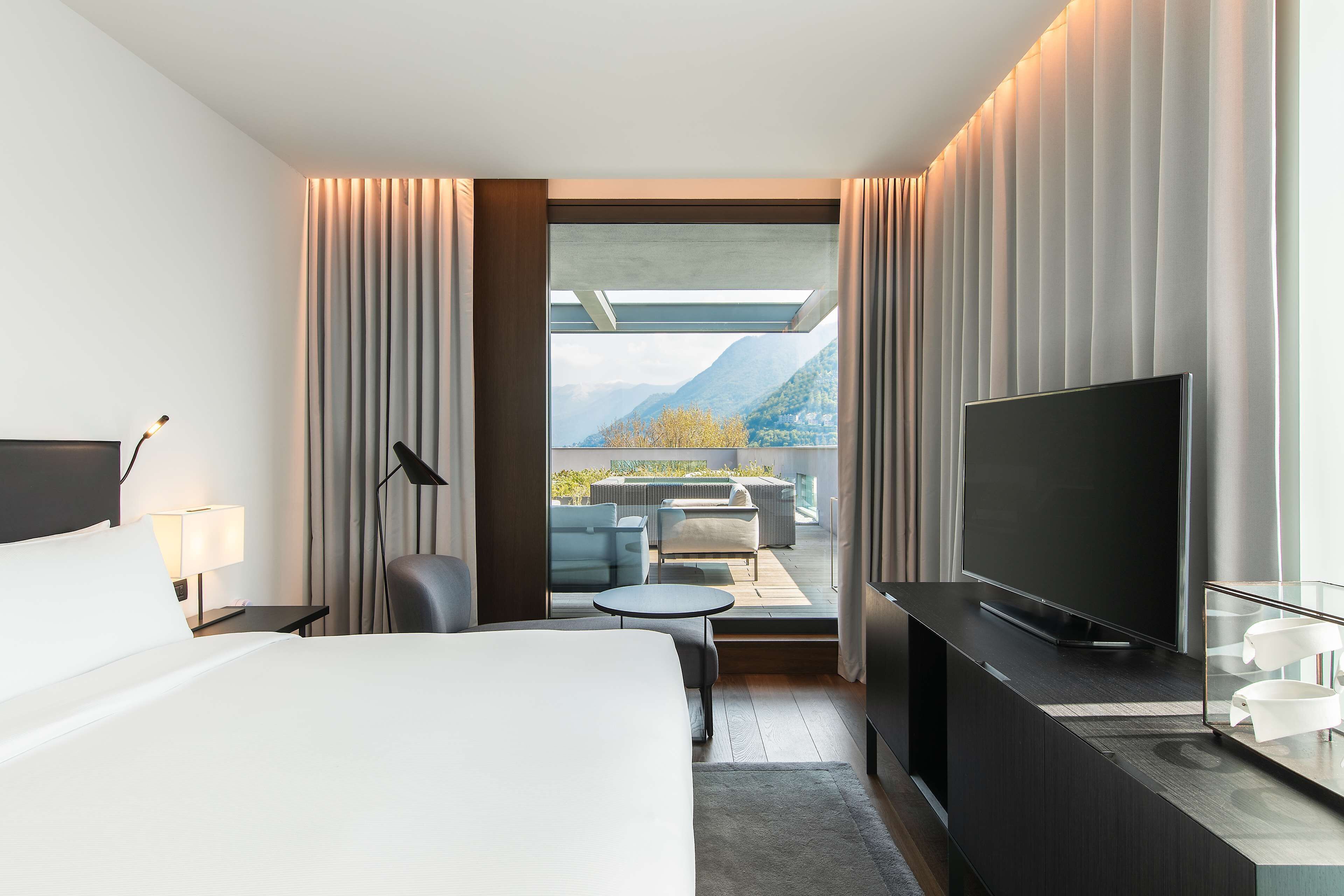 ผ้านวมขนเป็ด, ตู้นิรภัยในห้องพัก, ตกแต่งพิเศษโดยเฉพาะ, โต๊ะทำงาน