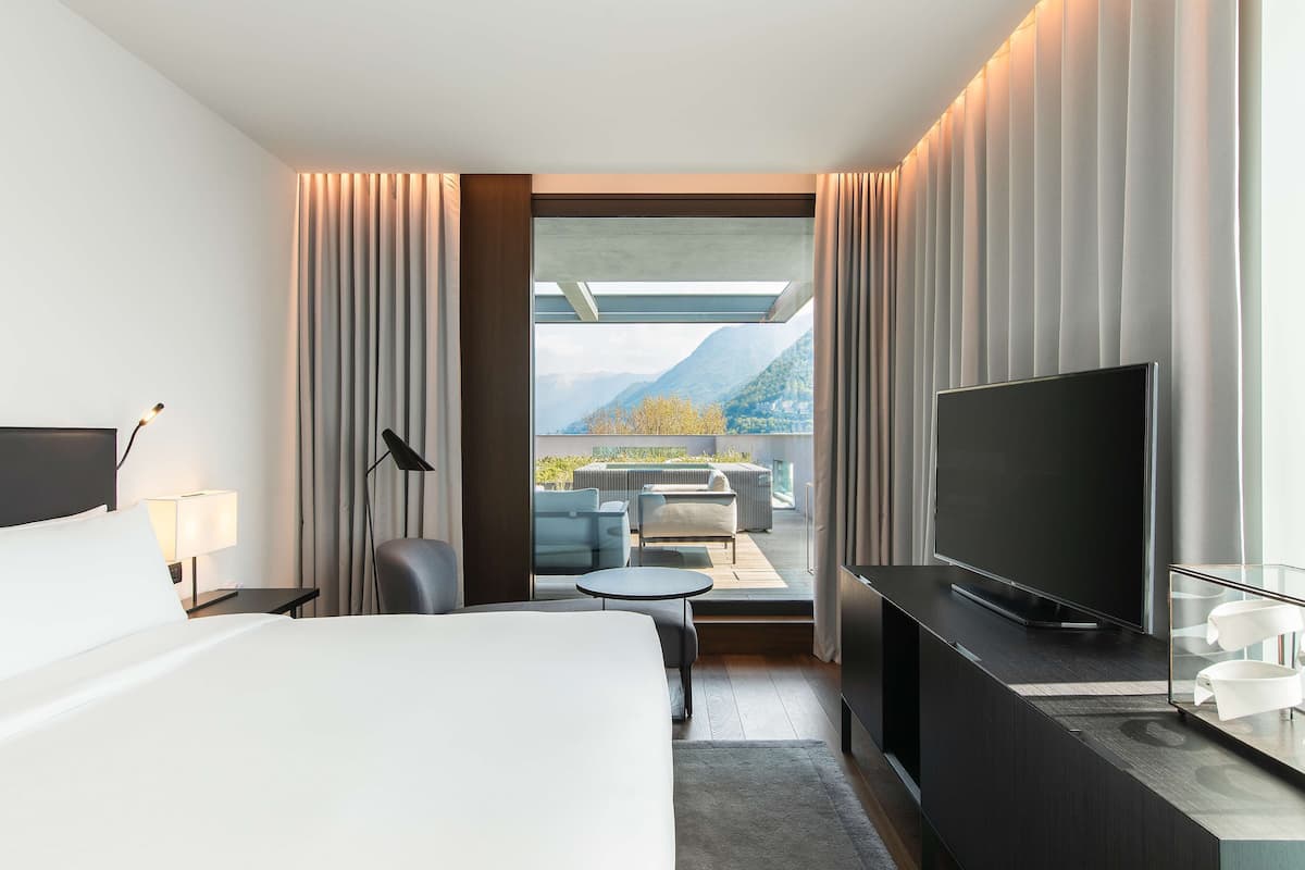 Down duvets, in-room safe, individually furnished, desk