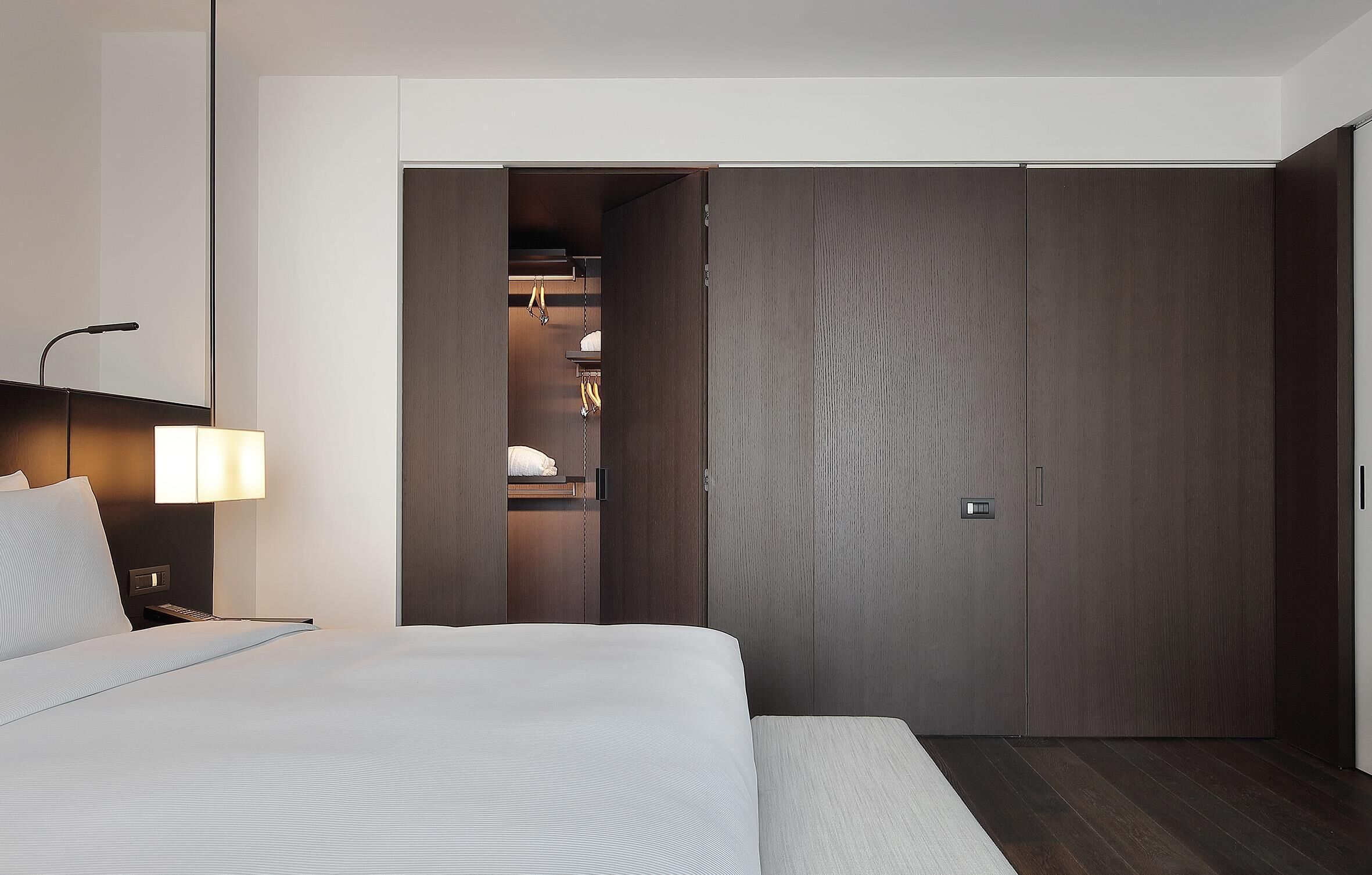 套房, 阳台, 湖景 | 羽绒被、客房内保险箱、特色家居、办公桌