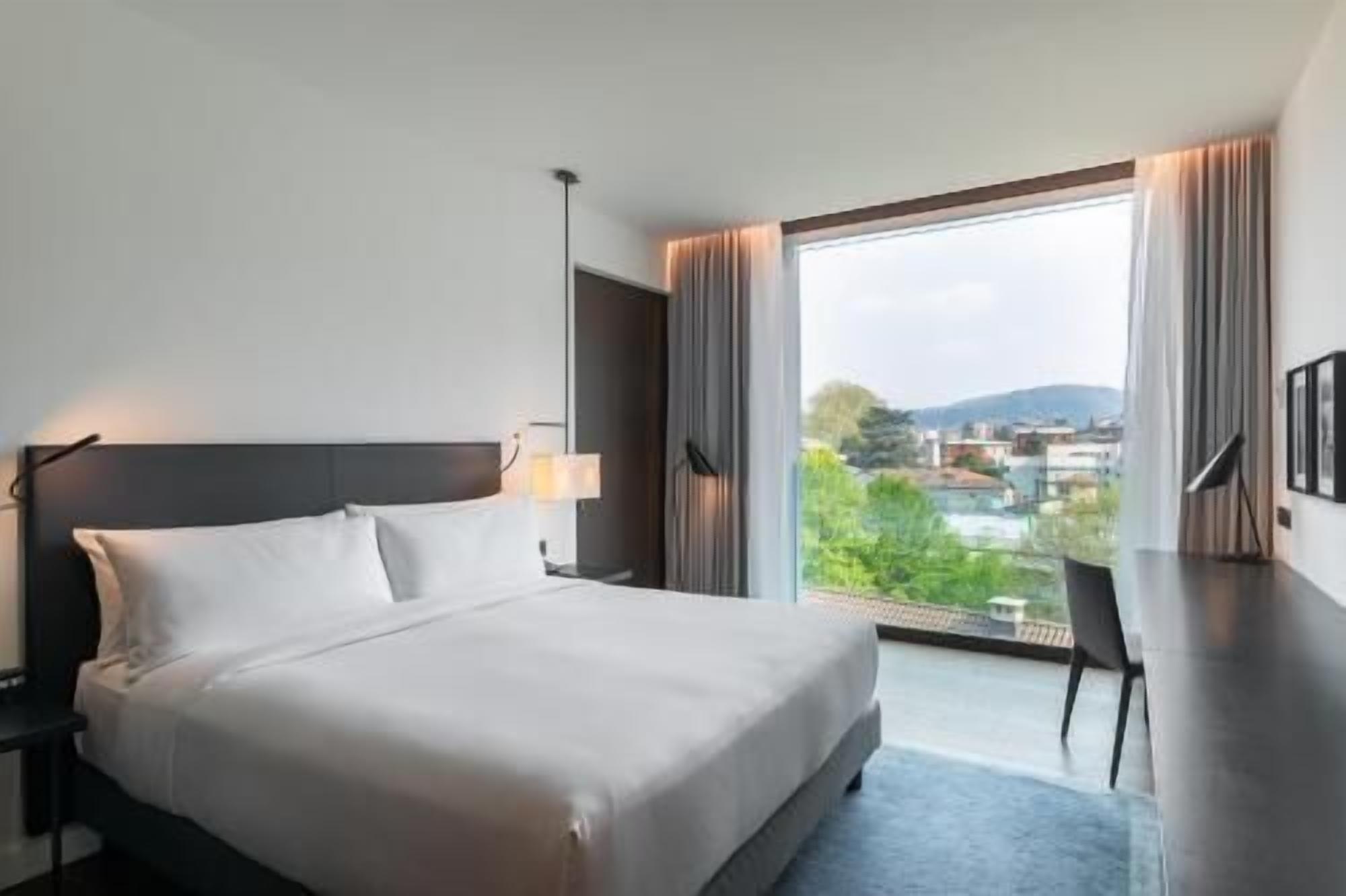 ผ้านวมขนเป็ด, ตู้นิรภัยในห้องพัก, ตกแต่งพิเศษโดยเฉพาะ, โต๊ะทำงาน