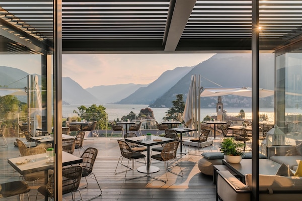 2 bars/lounges, poolside bar